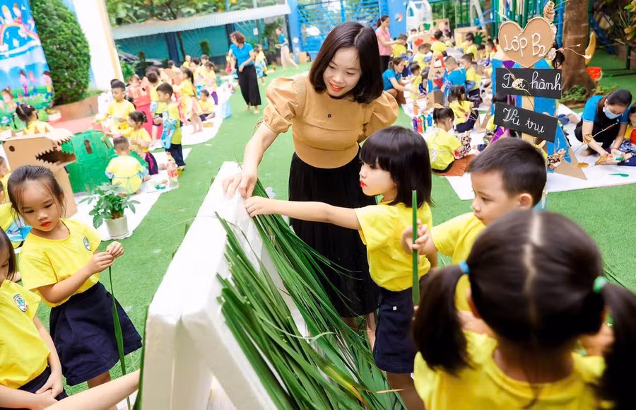 Bà Nguyễn Thị Mai Vân - Phó Hiệu trưởng Trường Mầm non Hà Trì, (Hà Đông, Hà Nội) và học trò. Ảnh: Đình Tuệ