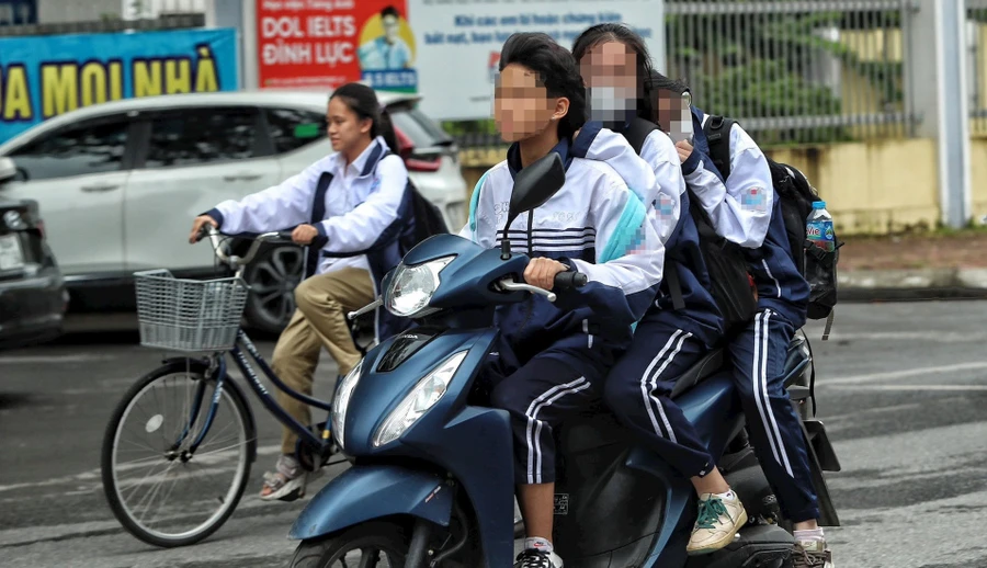 Học sinh kẹp 3 là hình ảnh không hiếm gặp trên đường. Ảnh: Lê Khánh