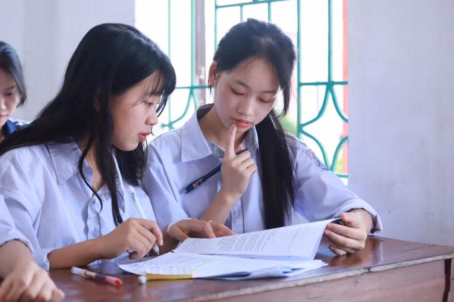 Các phụ huynh cần thường xuyên phối hợp với nhà trường để theo dõi quá trình học tập và sinh hoạt của con mình tại trường. Ảnh: Đình Tuệ 