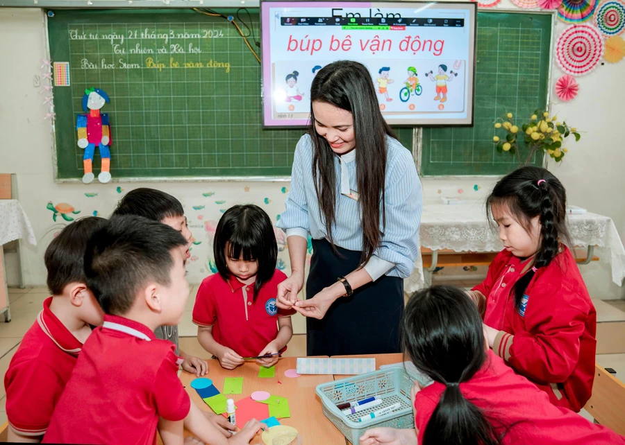 Cô trò Trường Tiểu học Vĩnh Hưng (quận Hoàng Mai, Hà Nội). Ảnh: Vân Anh