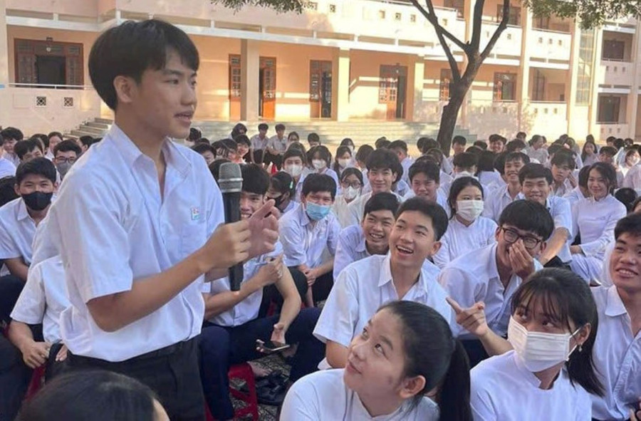 Học sinh Trường THPT Hòa Bình trong một hoạt động ngoại khóa do nhà trường tổ chức. Ảnh: NTCC