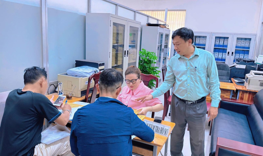 Ông Đỗ Đình Đảo hướng dẫn phụ huynh nộp hồ sơ nhập học vào lớp 10 năm học 2025 - 2026. Ảnh: NTCC nha-truong-chu-dong-hoc-sinh-huong-loi.png