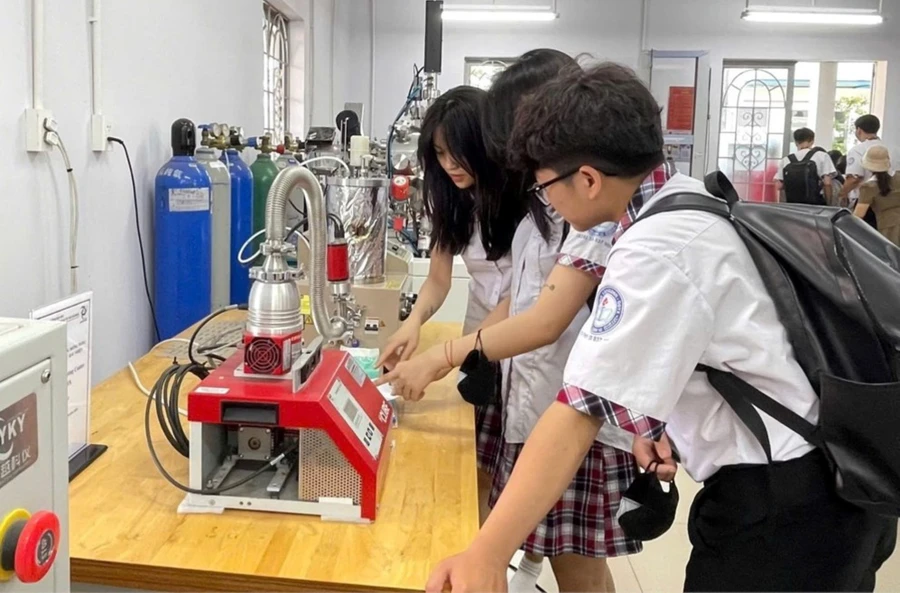 Học viên Trung tâm Giáo dục nghề nghiệp - Giáo dục thường xuyên Quận 12 trải nghiệm tiết học Vật lý thực tế tại Trường Đại học Sư phạm Kỹ thuật TPHCM. Ảnh: TT