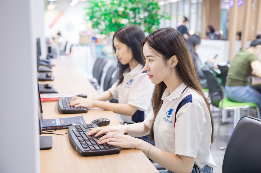 Sinh viên Trường Đại học Mở TPHCM trong giờ tự học. Ảnh: NTCC