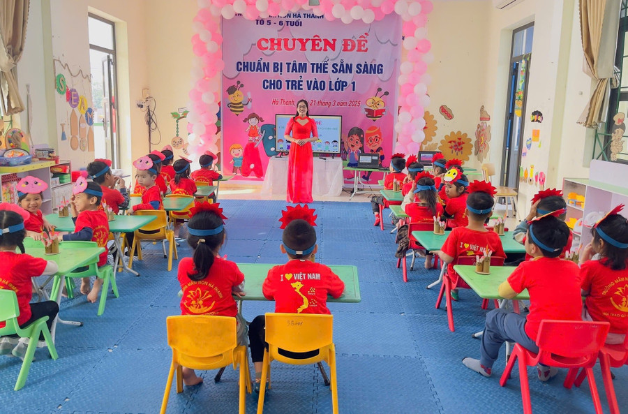 Cô trò Trường Mầm non Hà Thanh (Hải Phòng) trong giờ Chuyên đề: “Chuẩn bị tâm thế sẵn sàng cho trẻ 5 tuổi vào lớp 1”. Ảnh minh họa: INT chuan-bi-cho-tre-vao-lop-mot-2.jpg