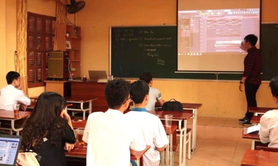 Một buổi hoạt động Câu lạc bộ Công nghệ thông tin, Trường THPT chuyên Nguyễn Trãi (Hải Dương). Ảnh: NTCC