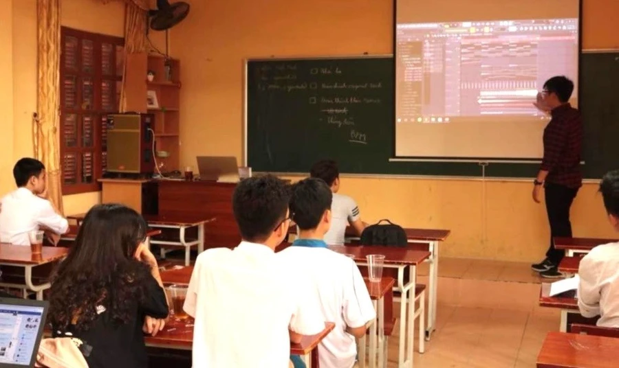 Một buổi hoạt động Câu lạc bộ Công nghệ thông tin, Trường THPT chuyên Nguyễn Trãi (Hải Dương). Ảnh: NTCC