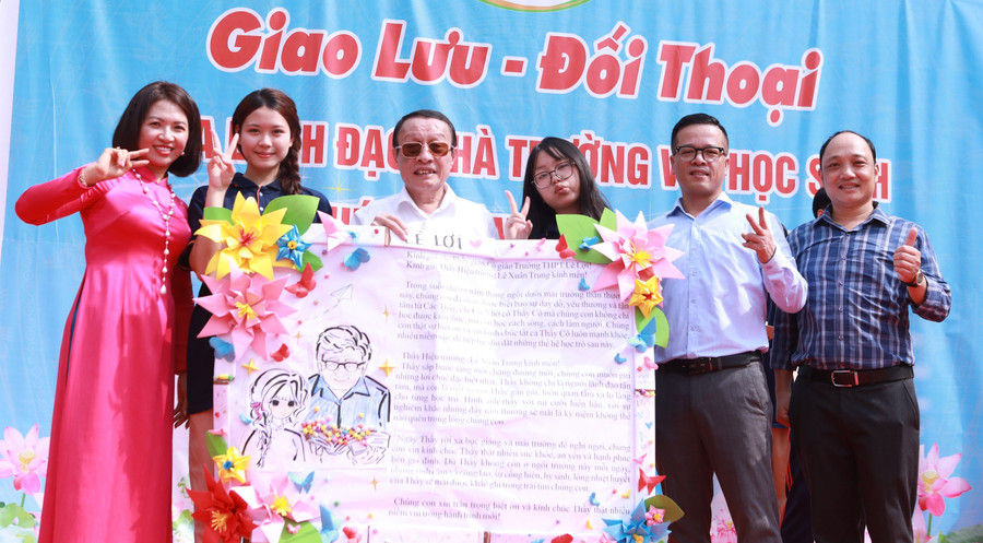 Thầy trò Trường THPT Chất lượng cao Lê Lợi (Hà Đông, Hà Nội). Ảnh: Đình Tuệ