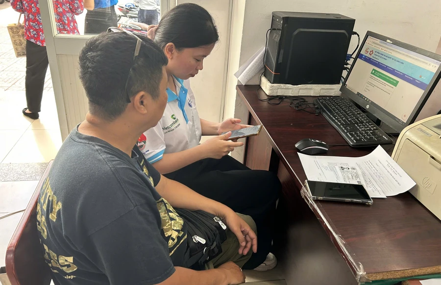 Sinh viên hỗ trợ người cao tuổi tại Quận 3, TPHCM các kỹ năng sử dụng điện thoại thông minh. Ảnh: Tiên Trinh