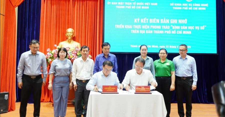 Sở Khoa học và Công nghệ TPHCM cùng Mặt trận Tổ quốc Việt Nam TPHCM ký kết biên bản ghi nhớ hợp tác về triển khai chương trình “Bình dân học vụ số”. Ảnh: Vũ Hoàng phong-trao-binh-dan-hoc-vu-so-1.jpg