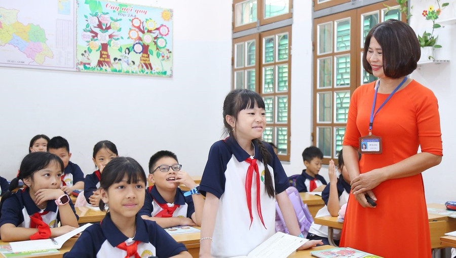 Giờ học của cô và trò Trường Tiểu học Trần Quốc Toản, phường Tô Hiệu (Sơn La). Ảnh: ITN