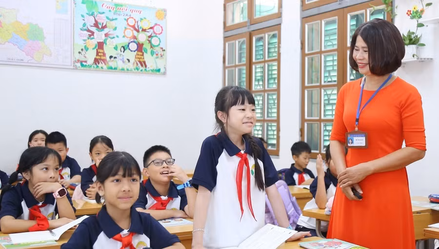 Giờ học của cô và trò Trường Tiểu học Trần Quốc Toản, phường Tô Hiệu (Sơn La). Ảnh: ITN