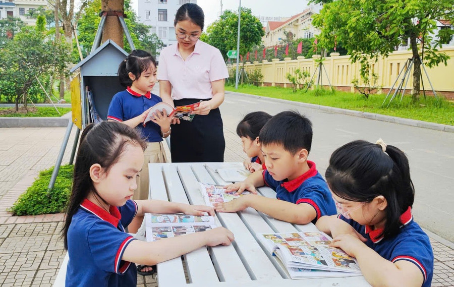 Học sinh Trường Tiểu học Trần Nhân Tông (Đông A, Ninh Bình) trong buổi ngoại khóa - đọc sách ngoài trời.