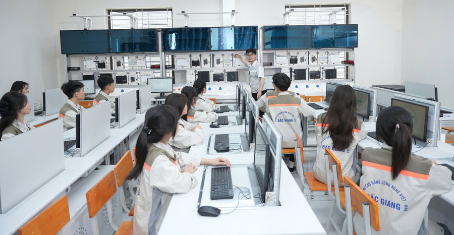 Sinh viên VKTech trong giờ học về Truyền thông công nghiệp. Ảnh: NTCC