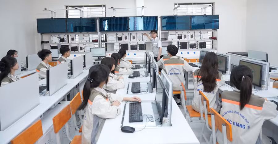 Sinh viên VKTech trong giờ học về Truyền thông công nghiệp. Ảnh: NTCC