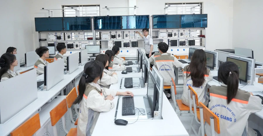 Sinh viên VKTech trong giờ học về Truyền thông công nghiệp. Ảnh: NTCC