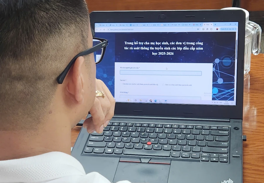 Phụ huynh học sinh thực hiện quy trình đăng ký tuyển sinh trên cổng thông tin do Sở GD&ĐT TPHCM quản lý. Ảnh: M.A
