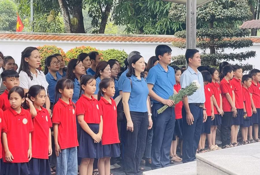 Giáo viên và học sinh Trường Tiểu học Cẩm Minh dâng hương tưởng nhớ các Anh hùng liệt sĩ tại Ngã ba Đồng Lộc.