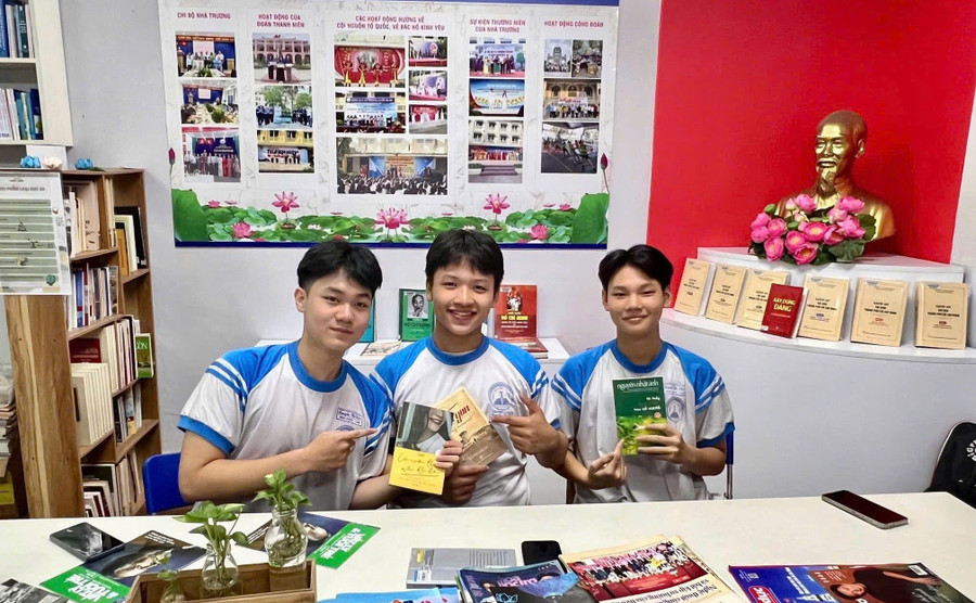 Học sinh Trường THPT Nguyễn Thị Diệu tại Không gian văn hóa Hồ Chí Minh của trường. Ảnh: NTCC