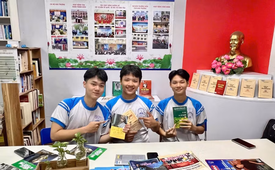 Học sinh Trường THPT Nguyễn Thị Diệu tại Không gian văn hóa Hồ Chí Minh của trường. Ảnh: NTCC