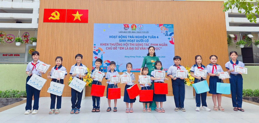 ໂຮງຮຽນປະຖົມ ເຈິ່ນວັນອອນ ມອບລາງວັນໃຫ້ນັກຮຽນທີ່ຊະນະໃນການແຂ່ງຂັນ lan-toa-dieu-tot-day-lui-cai-xau-trong-truong-hoc-2.jpg