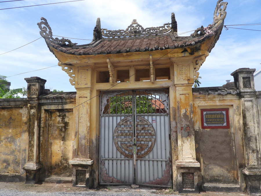 Cổng ra vào khu di tích có kiến trúc cổ. noi-giao-duc-truyen-thong-cach-mang-2.jpg