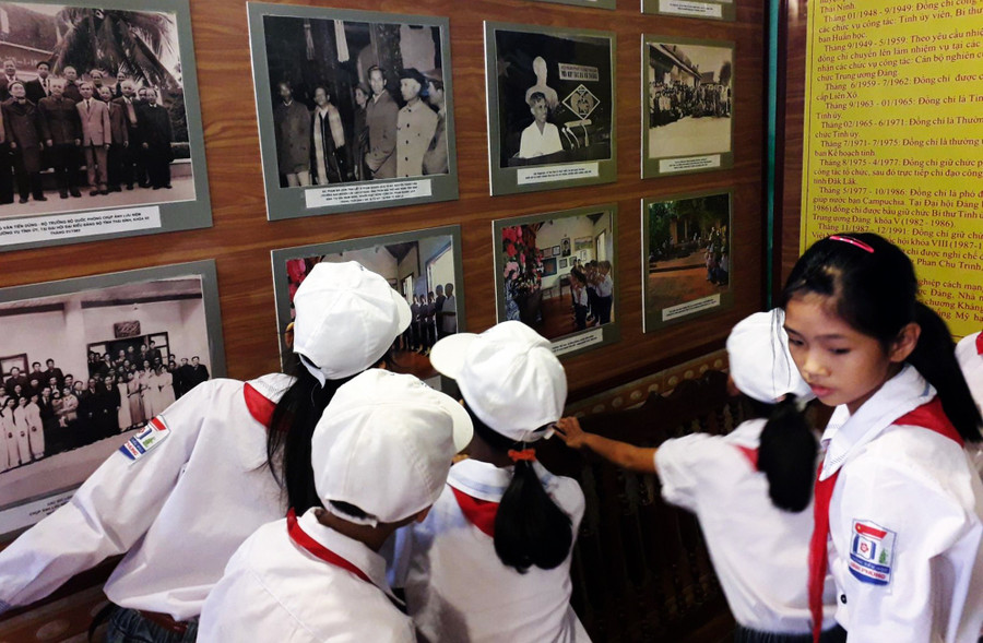 Học sinh Trường Tiểu học Đình Phùng (Lê Lợi, Hưng Yên) thích thú khi tìm hiểu tư liệu lịch sử. noi-giao-duc-truyen-thong-cach-mang-6.jpg
