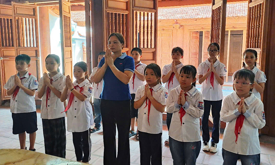 Hằng năm khu di tích đón hàng nghìn lượt khách đến viếng thăm.