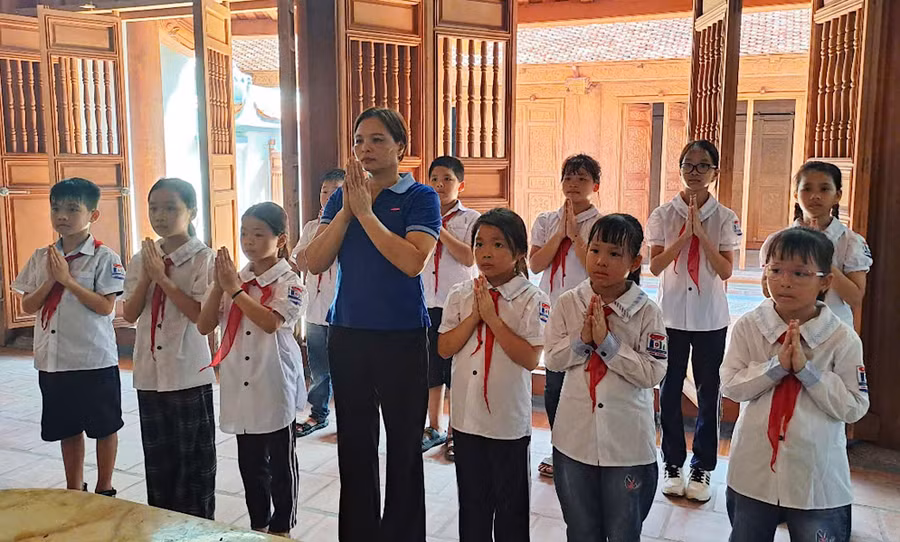 Hằng năm khu di tích đón hàng nghìn lượt khách đến viếng thăm.