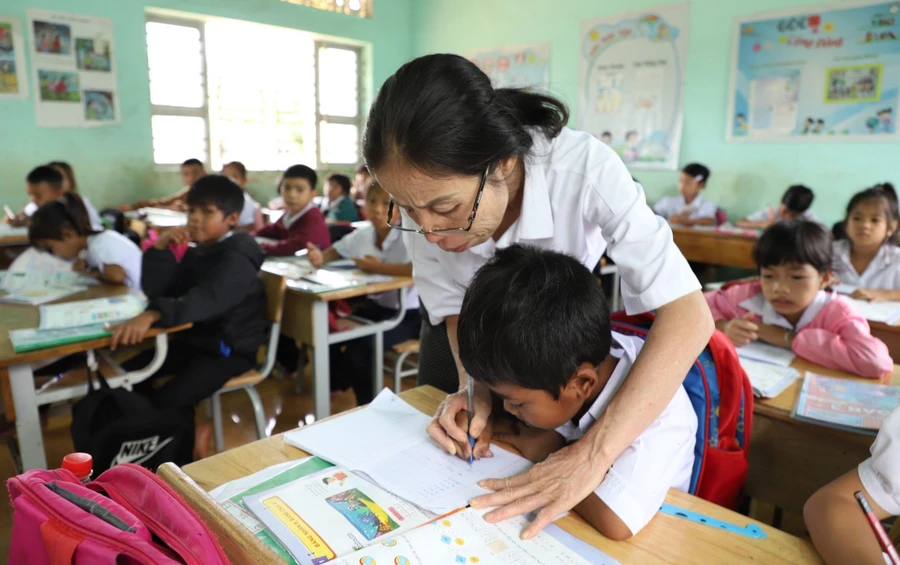 Giáo viên tại huyện Krông Pắc rèn chữ cho học sinh. Ảnh: Thành Tâm