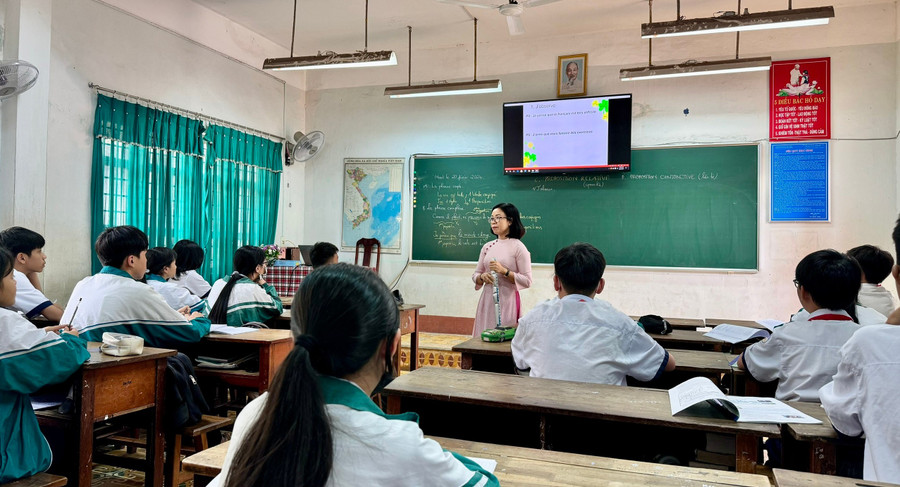 Giáo viên ở Đắk Lắk tích cực ứng dụng kỹ thuật, phương pháp dạy học tiên tiến trong từng tiết học. Ảnh: Thành Tâm truy-thu-phu-cap-vuot-quy-dinh-o-dak-lak-2.jpg
