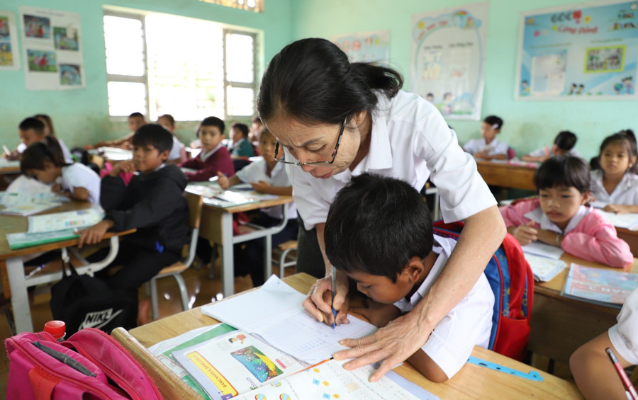 Giáo viên tại huyện Krông Pắc rèn chữ cho học sinh. Ảnh: Thành Tâm