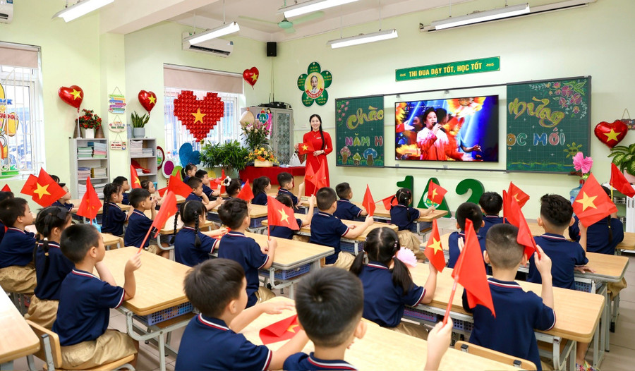 Cô, trò Trường Tiểu học Ái Mộ B (Bồ Đề, Hà Nội) trong ngày khai giảng. Ảnh: NTCC