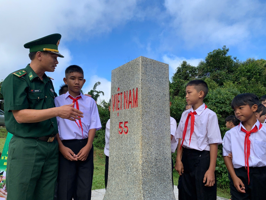 Cột mốc biên giới, bài học thực tế giúp học sinh có những trải nghiệm thiết thực. Ảnh: TT