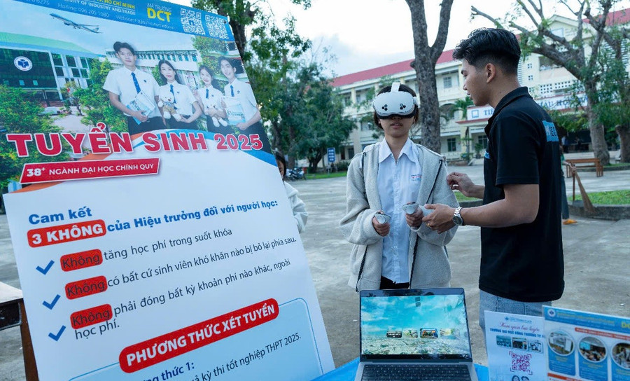 Thí sinh tìm hiểu ngành học qua kính thực tế ảo của Trường Đại học Công Thương TPHCM. Ảnh: Thái Sơn