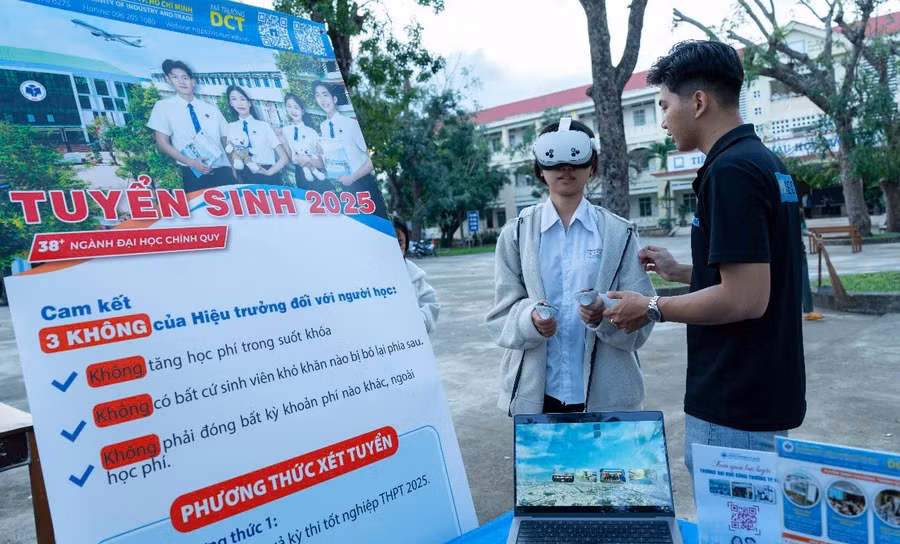 Thí sinh tìm hiểu ngành học qua kính thực tế ảo của Trường Đại học Công Thương TPHCM. Ảnh: Thái Sơn