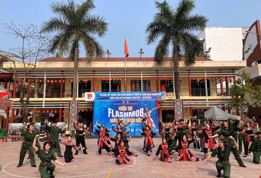 Trường Phổ thông DTNT tỉnh Nghệ An tổ chức hoạt động ngoại khóa cho học sinh. Ảnh: NTCC