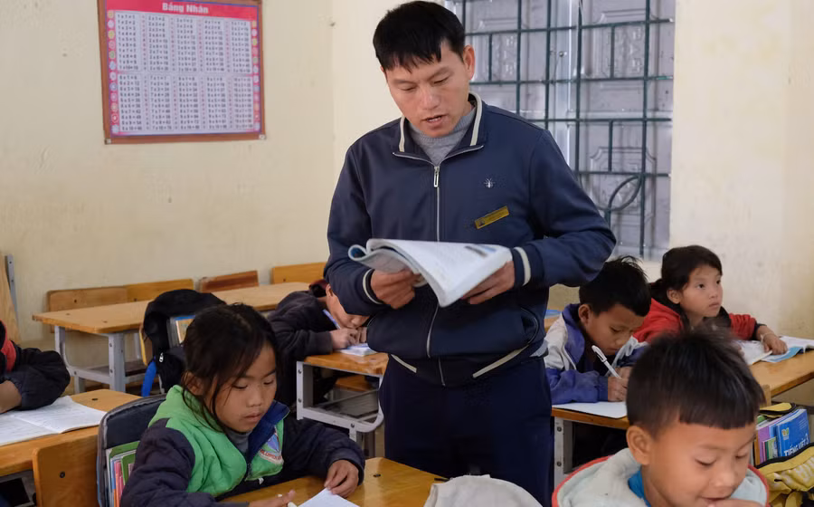 10 năm sau ngày lấy vợ, Sùng A Chai đã trở thành thầy giáo.