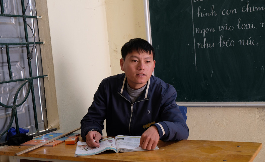 Thầy Sùng A Chai từng kết hôn ở tuổi 12. nhung-chien-binh-dap-nui-den-truong-2.jpg