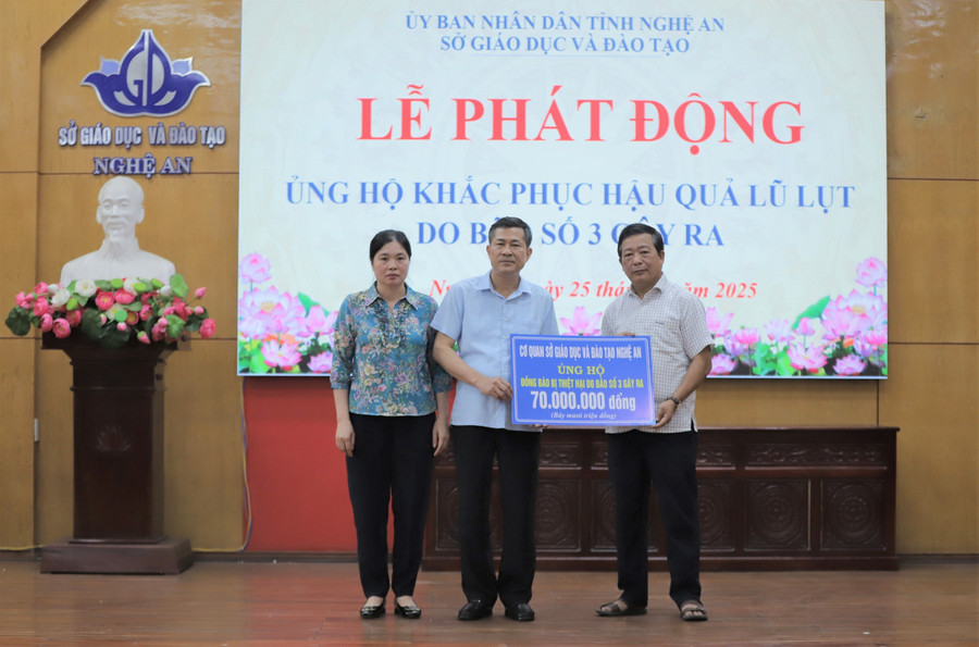 Sở GD&ĐT Nghệ An phát động ủng hộ khắc phục hậu quả lũ lụt do bão Wipha gây ra. Ảnh: Hồ Lài guong-day-sau-tran-lu-lich-su-1.jpg