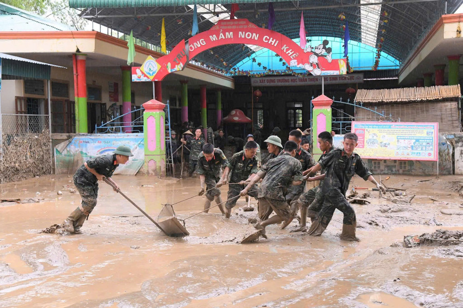 Lực lượng bộ đội giúp đỡ Trường Mầm non Chi Khê (Trà Lân, Nghệ An) dọn dẹp, khắc phục hậu quả do lũ. Ảnh: NTCC guong-day-sau-tran-lu-lich-su-5.jpg