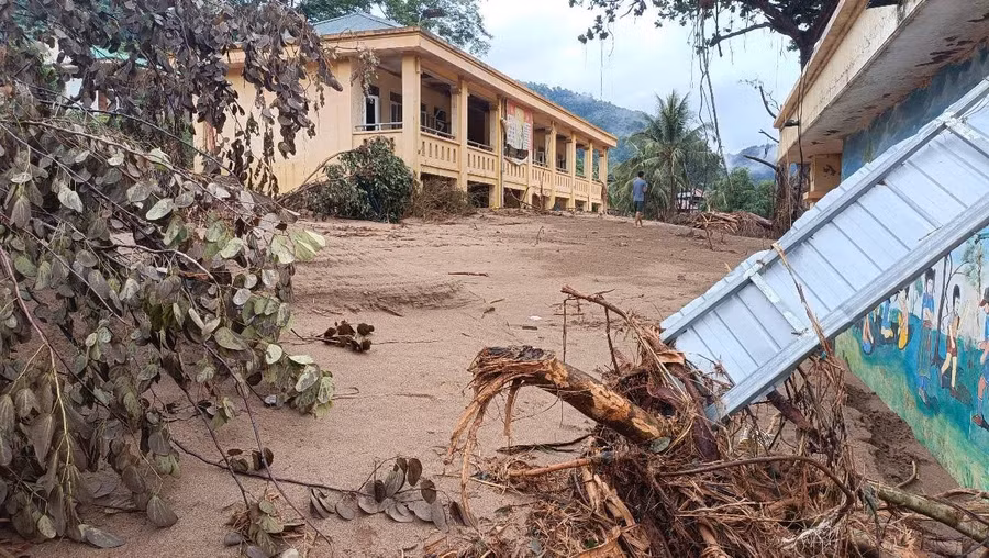 Trường Phổ thông DTBT Tiểu học Mỹ Lý 2 tan hoang sau lũ. Ảnh: NTCC