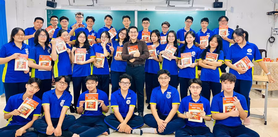 ThS Võ Minh Nghĩa, Tổ trưởng Tổ Ngữ văn, Trường THPT Nguyễn Du cùng học sinh. Ảnh: NTCC