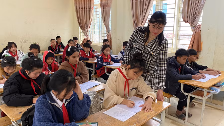 Cô giáo Bùi Thị Châm trong một tiết dạy. Ảnh: Thế Lượng