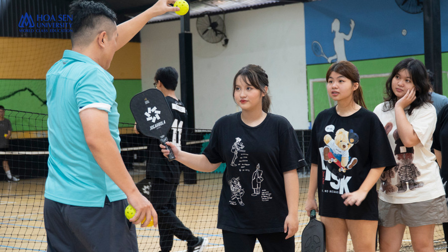 Một buổi học pickleball của thầy - trò Trường ĐH Hoa Sen. Ảnh: NTCC