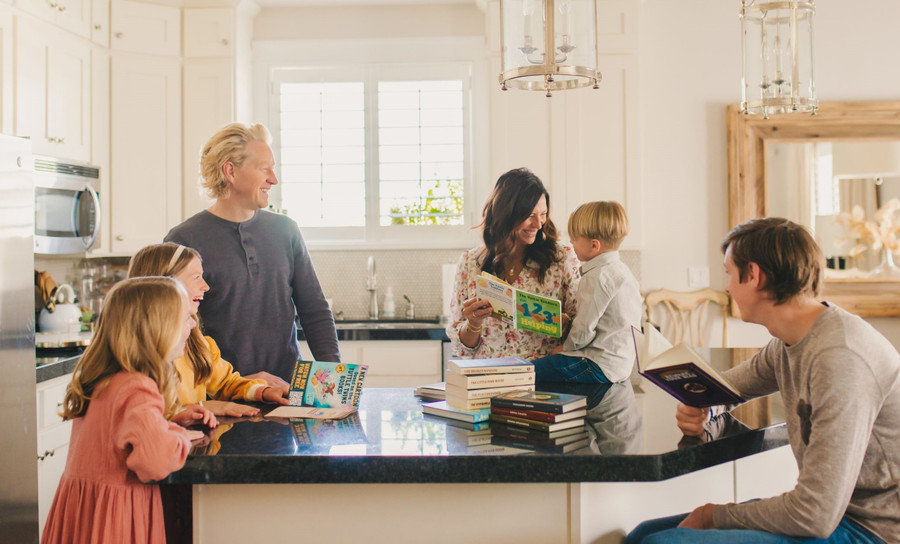 Một trong những cách đơn giản nhưng hiệu quả nhất để giới thiệu lịch sử cho trẻ là đi bộ khám phá cộng đồng. Ảnh: INT.