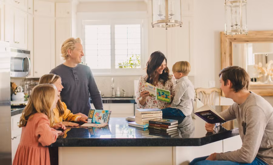 Một trong những cách đơn giản nhưng hiệu quả nhất để giới thiệu lịch sử cho trẻ là đi bộ khám phá cộng đồng. Ảnh: INT.