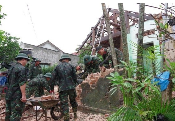 Cán bộ, chiến sĩ Bộ Chỉ huy quân sự TP Đà Nẵng khẩn trương thu dọn hiện trường, chuẩn bị dựng lại nhà mới cho người dân sau mưa lũ tại tỉnh Đắk Lắk. ẢNH: Đ.X
