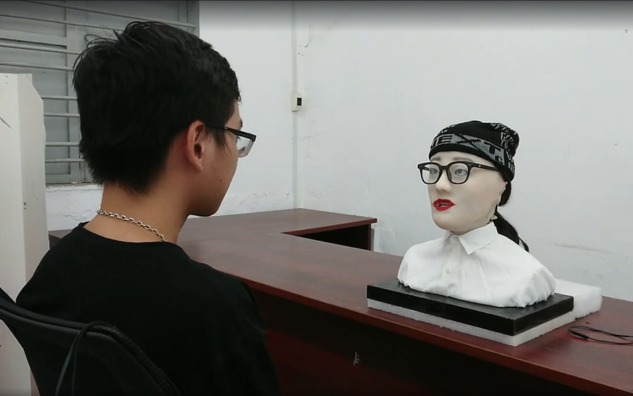 Sinh viên Trường Đại học Sư phạm Kỹ thuật TPHCM chế tạo robot ứng dụng trí tuệ nhân tạo có khả năng giao tiếp. Ảnh: NVCC gioi-nghe-nho-ai-1.jpg