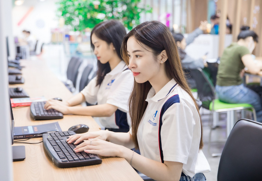 Sinh viên Trường Đại học Mở TPHCM. Ảnh: NTCC